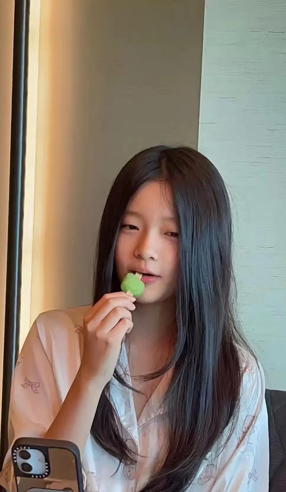 大S的两个孩子长得不像她简直就是父亲汪小菲翻版不过小玥儿脸型和气质像妈妈眉