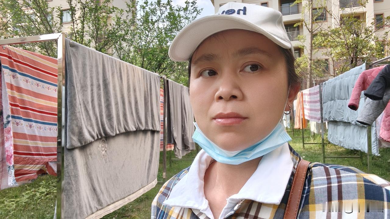 38岁确诊宫颈癌早中期，做完25个放疗和4个大放疗，康复两年，目前一个人在外地独