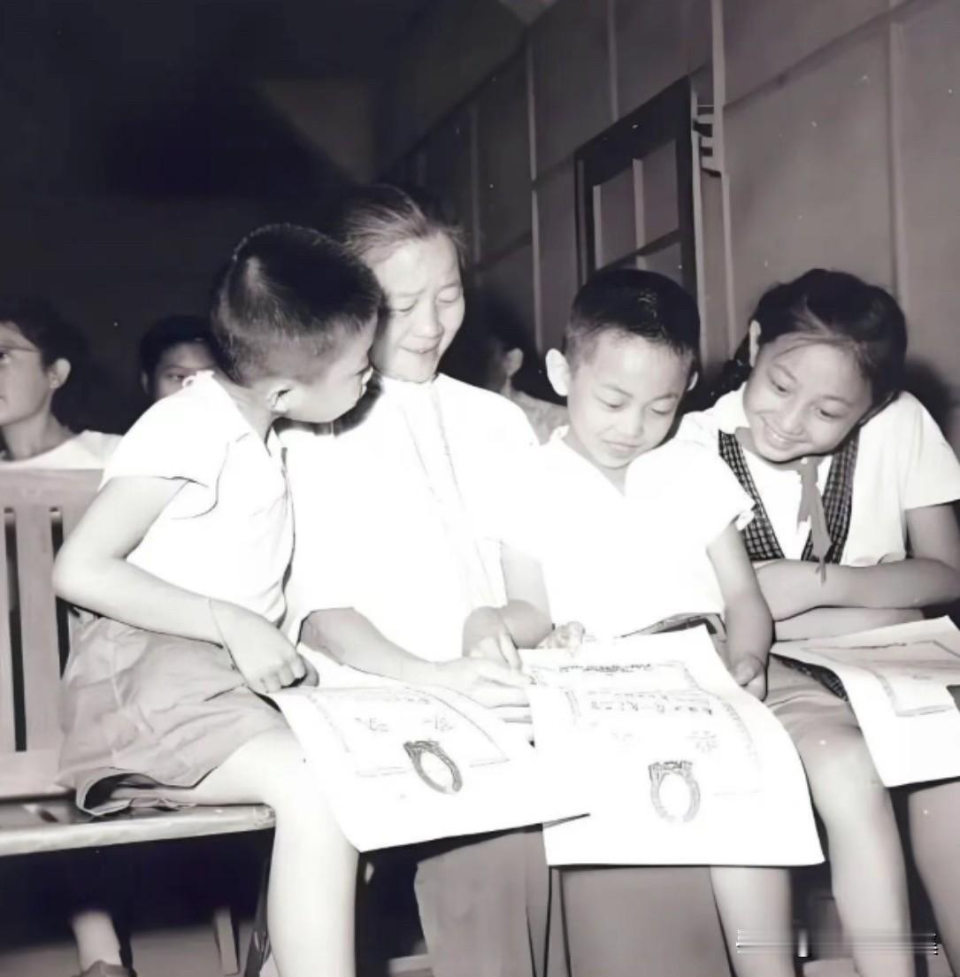 1962年，​时年8岁的聂继波(右二)与10岁的哥哥聂卫平(左一)和姐姐聂珊珊(