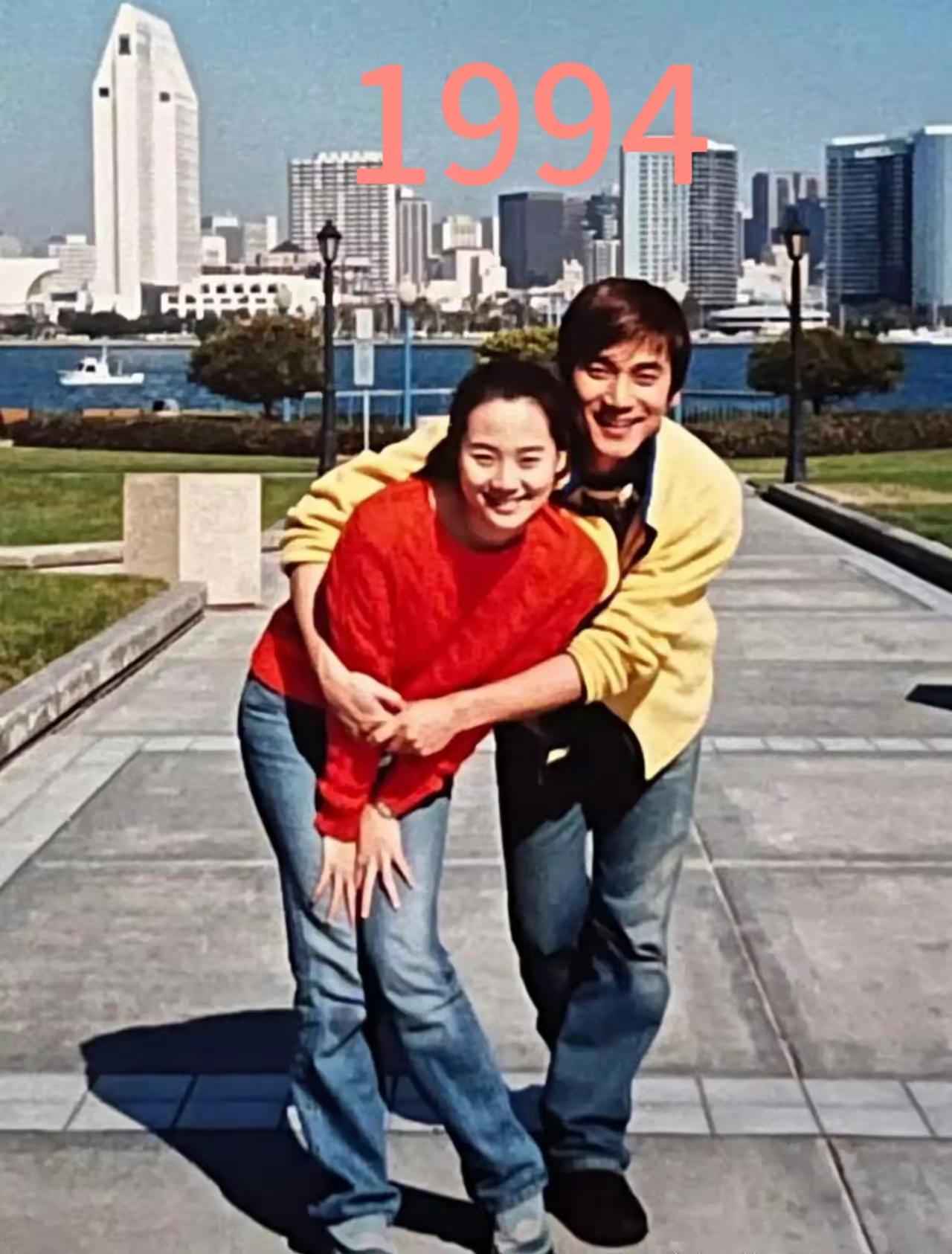 30年过去，林依轮还是这么帅。身边的人，依旧是当年那一个，只是家里多了两个长大
