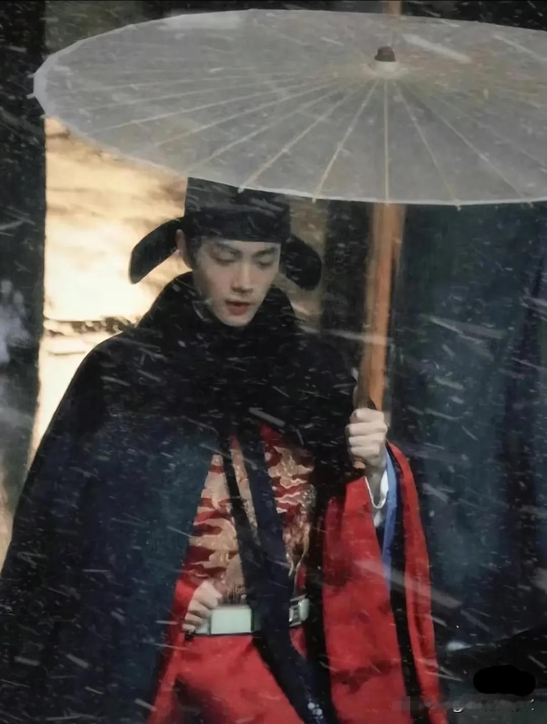 肖战主演，郑晓龙导演的《臧海传》，昨天开播了！开篇就以小臧海亲眼目睹父母、亲