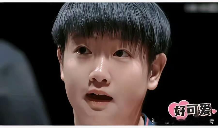 从王楚钦视角看孙颖莎，萌态直接戳中人心天呐，从王楚钦的视角看孙颖莎，瞬间懂