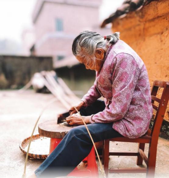 发现没,在农村有个特别奇怪的现象。60岁以上的老人很少有在家待着的,他们不喜