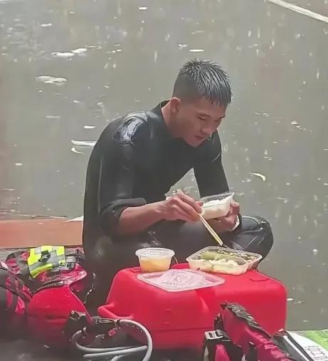 到处都在下雨，到处都在涨水，那个雨里扒盒饭的99年"泡饭哥"，找到了！但最让人润