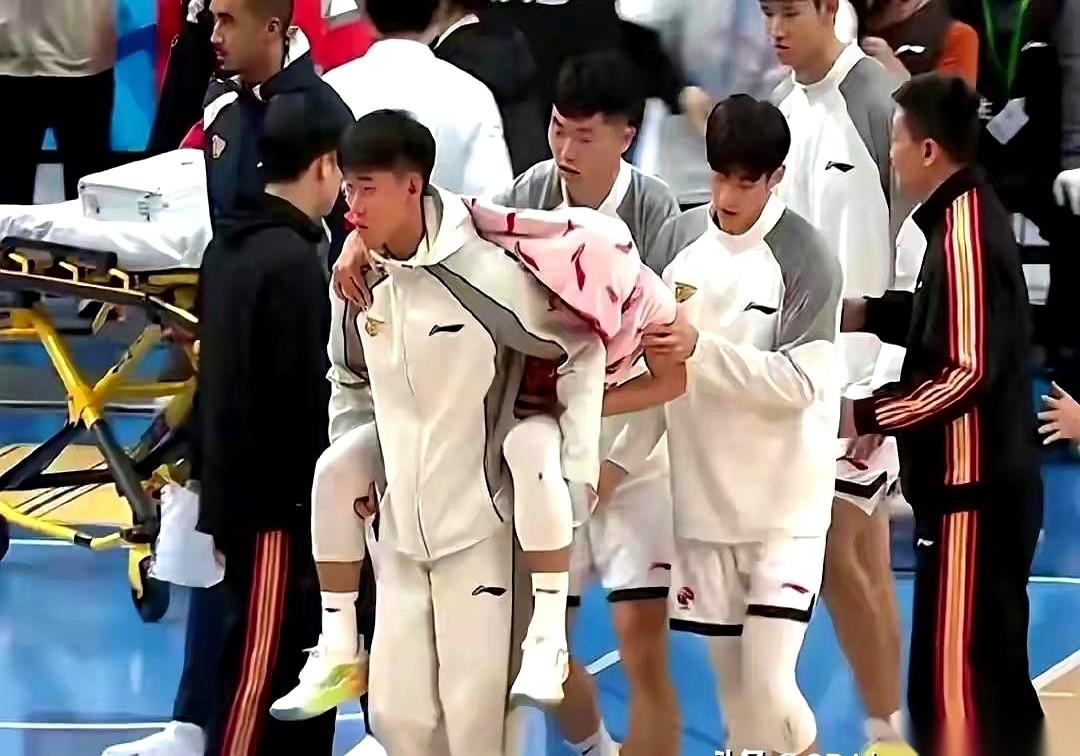 一觉醒来，广东队伤病名单比首发名单还长了。六个人。整整六个人啊。徐杰、奎因、