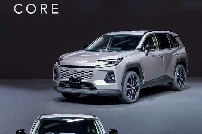 丰田在国外发布了新款RAV4，这次外观和内饰变化挺大的，一眼就能看出跟以前不一样