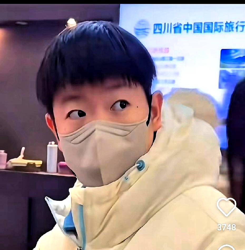 我的老天呐，圆溜溜的眼睛，干净灵动，不能再短的头发，莎莎这次是真对自己下