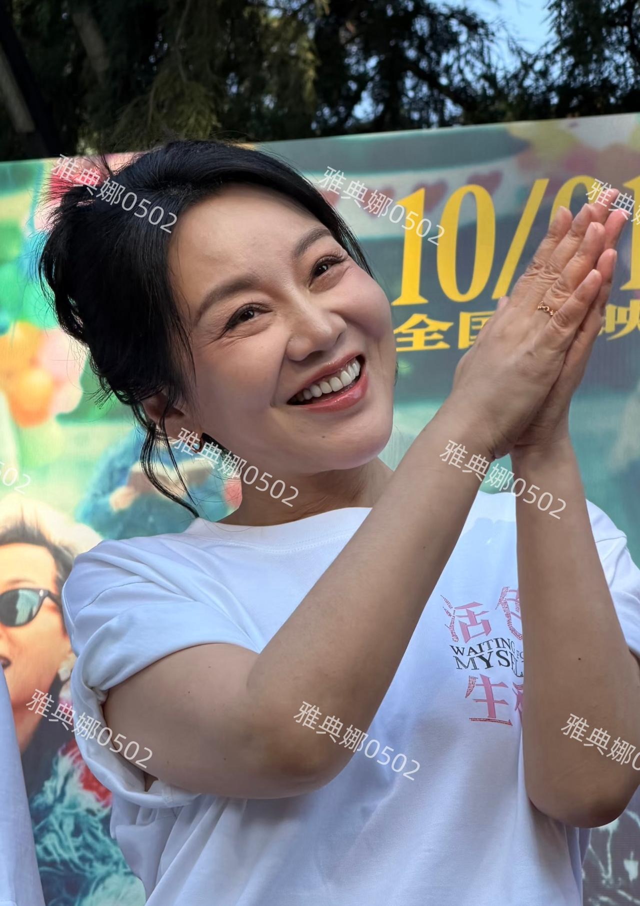 55岁的闫妮眼角鱼尾纹和眼袋都很明显，但偏偏苹果肌异常高耸饱满没有一丝皱纹，圆鼓