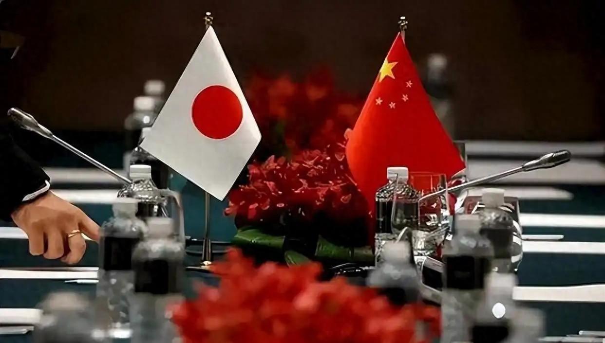 这两天有个消息，日本驻华大使金杉宪治接受采访，说希望跟中国政府高层坐下来谈谈，让