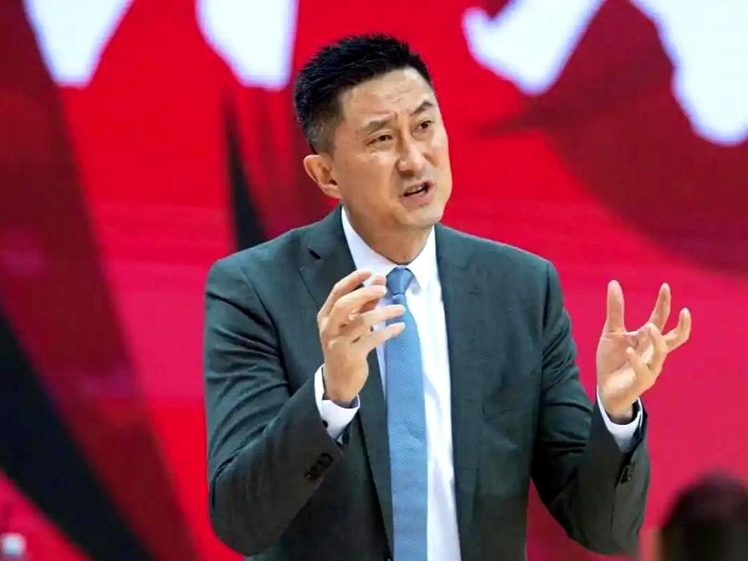 知名篮球评论员苏群透了个硬底：广东男篮下赛季的教练席上，杜锋大概率要撤了。不是被