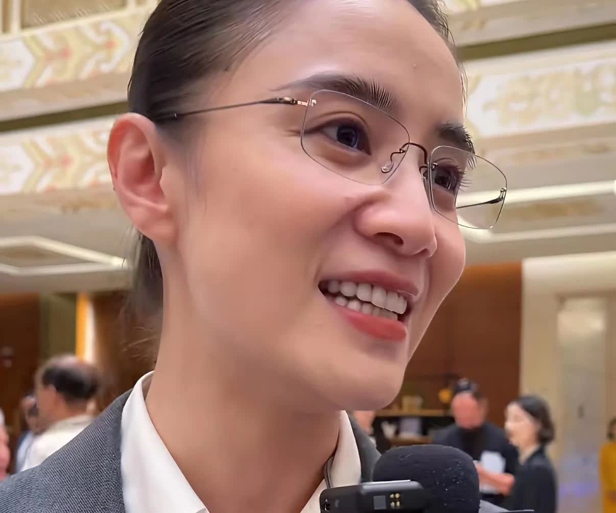 宋佳演过张桂梅后，气质发生巨大改变。现在的她隐约展现出老艺术家的传统神态，按照这