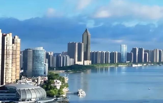 中国能不能真正实现和平崛起，主要取决于两点：一是中国的忍耐力，二是中国的军事实力