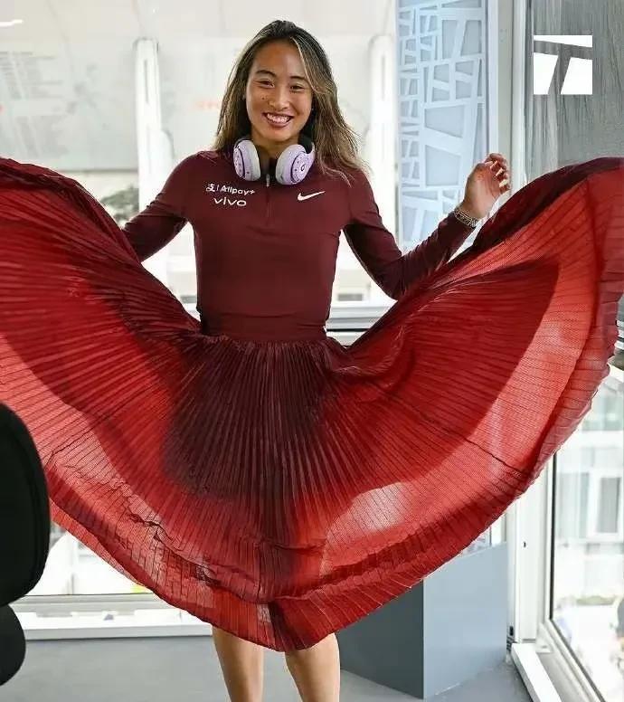 哇Nike太有心了特意为郑钦文设计了出场长裙都因为她太害羞没敢穿哈哈哈没想