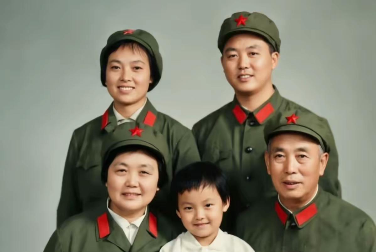 戴笠、弟弟戴春榜、儿子戴藏宜三人的结局。戴笠空难49岁死亡，戴春榜51岁被枪毙，