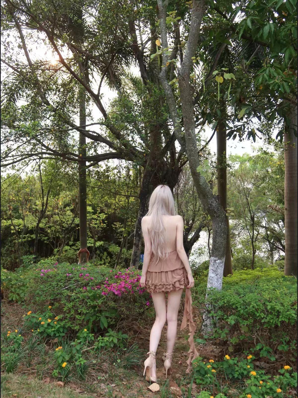 漫步在林间小道，感受自然的美好与宁静。