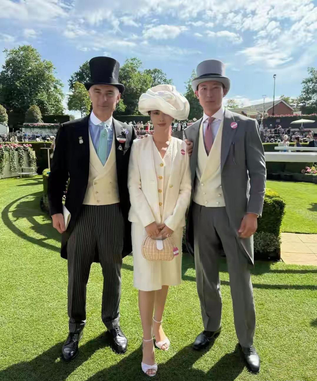 朱珠和老公到英国参加皇室宴会，夫妻俩穿着一身英伦贵族服饰​​​