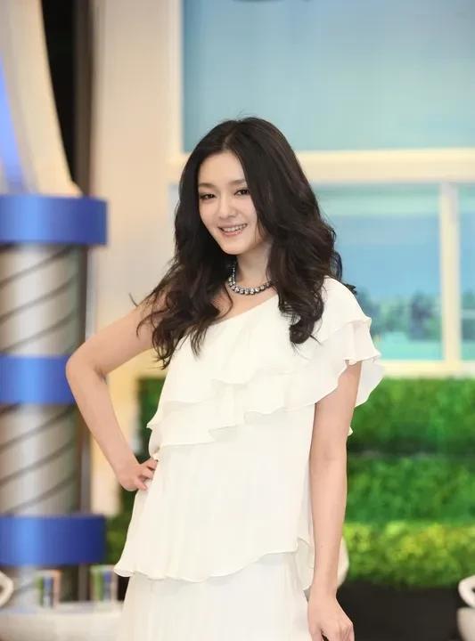 不理解，大s为啥一直要养她姐，在她没有收入的时候也要养，养母亲可以理解，养姐姐不