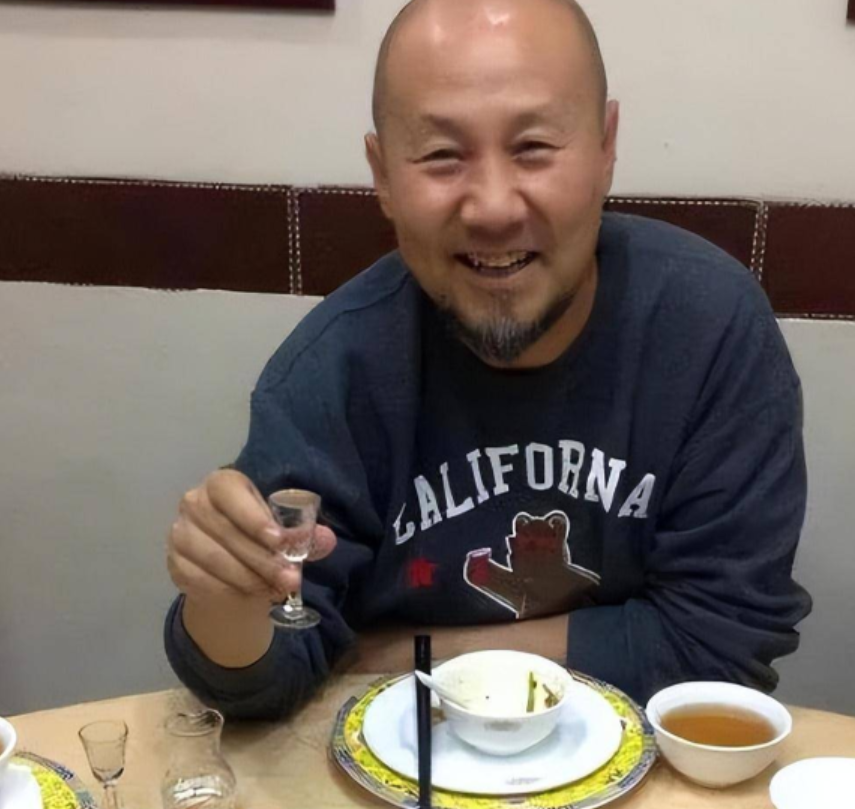 2000年，腾格尔在蒙古的所有酒楼全部倒闭，房子没了，车子没了，6岁女儿也夭折，
