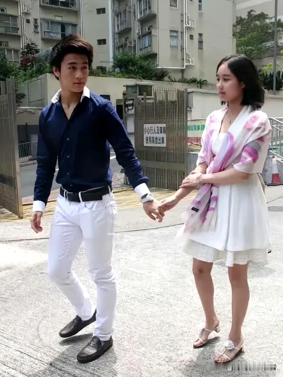 何猷君和何超欣是亲兄妹，怎么会传出绯闻。哥哥宠爱妹妹很正常。细心看何猷君和妹