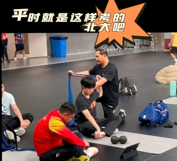 王楚钦边热身边看备战比赛。由于昨天晚上开赛前两个小时王楚钦才知道他的对手是黄镇