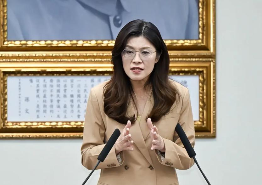 郑丽文太聪明了，主持人提问她去大陆打算先见谁？说实话，郑丽文跟其他人相比，她的反