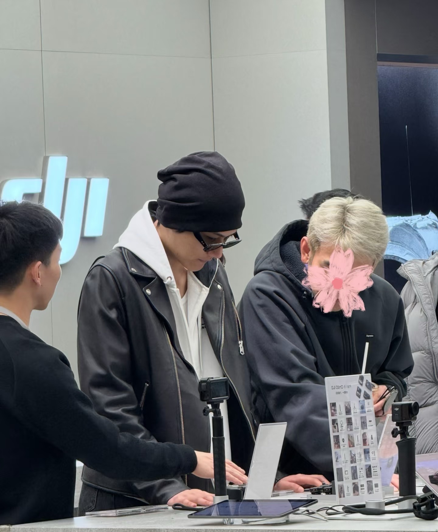 周柯宇在上海被偶遇，这颜值怎么样？