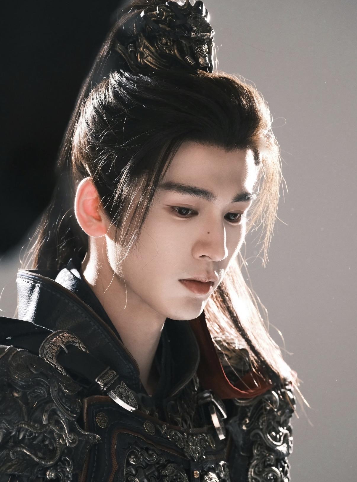 张凌赫只要不塌房，他的演技好不好根本不重要，他最大的本钱不是他的演技，也