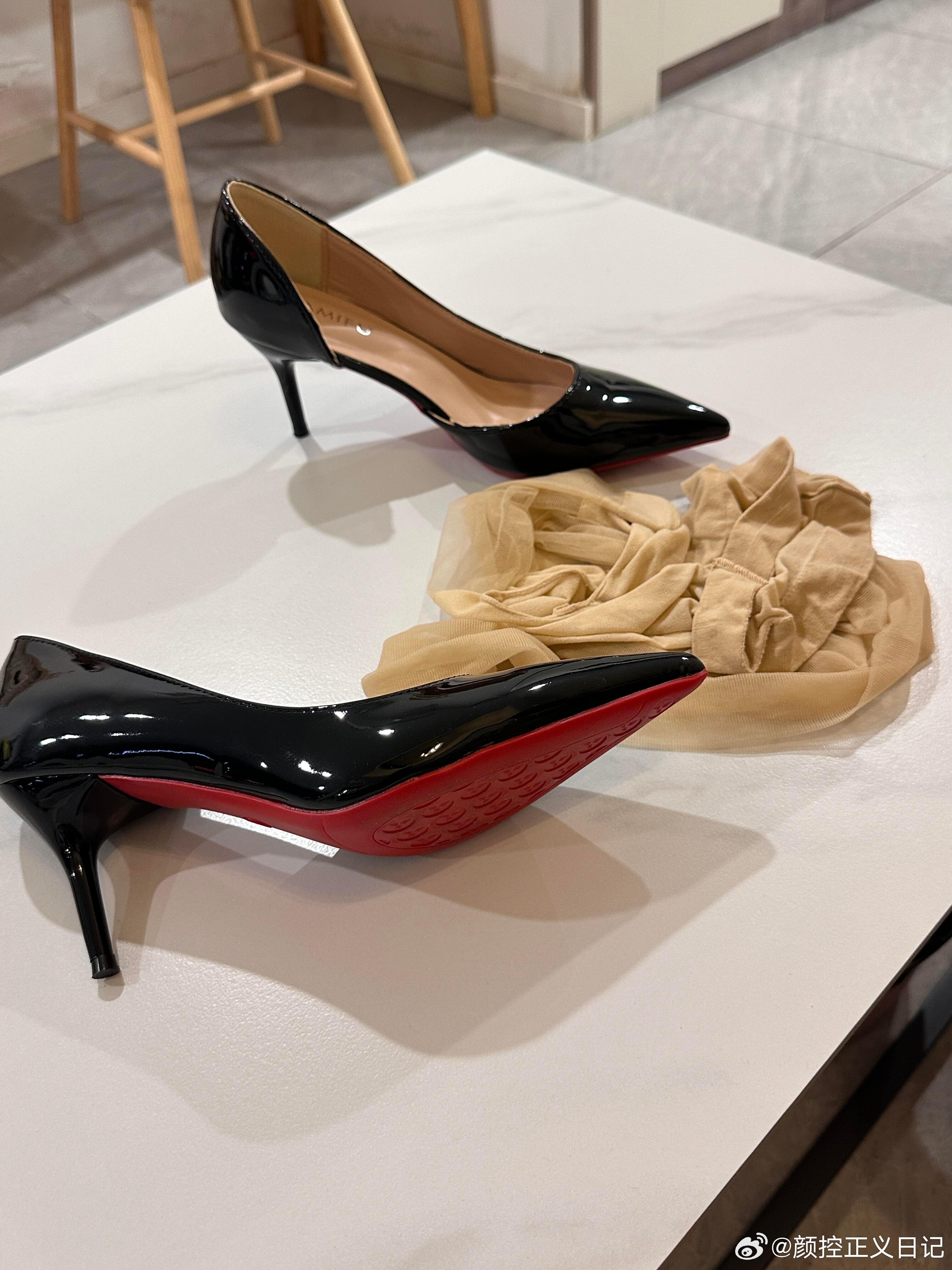 时尚的高跟鞋美女绘梦长廊红黑经典