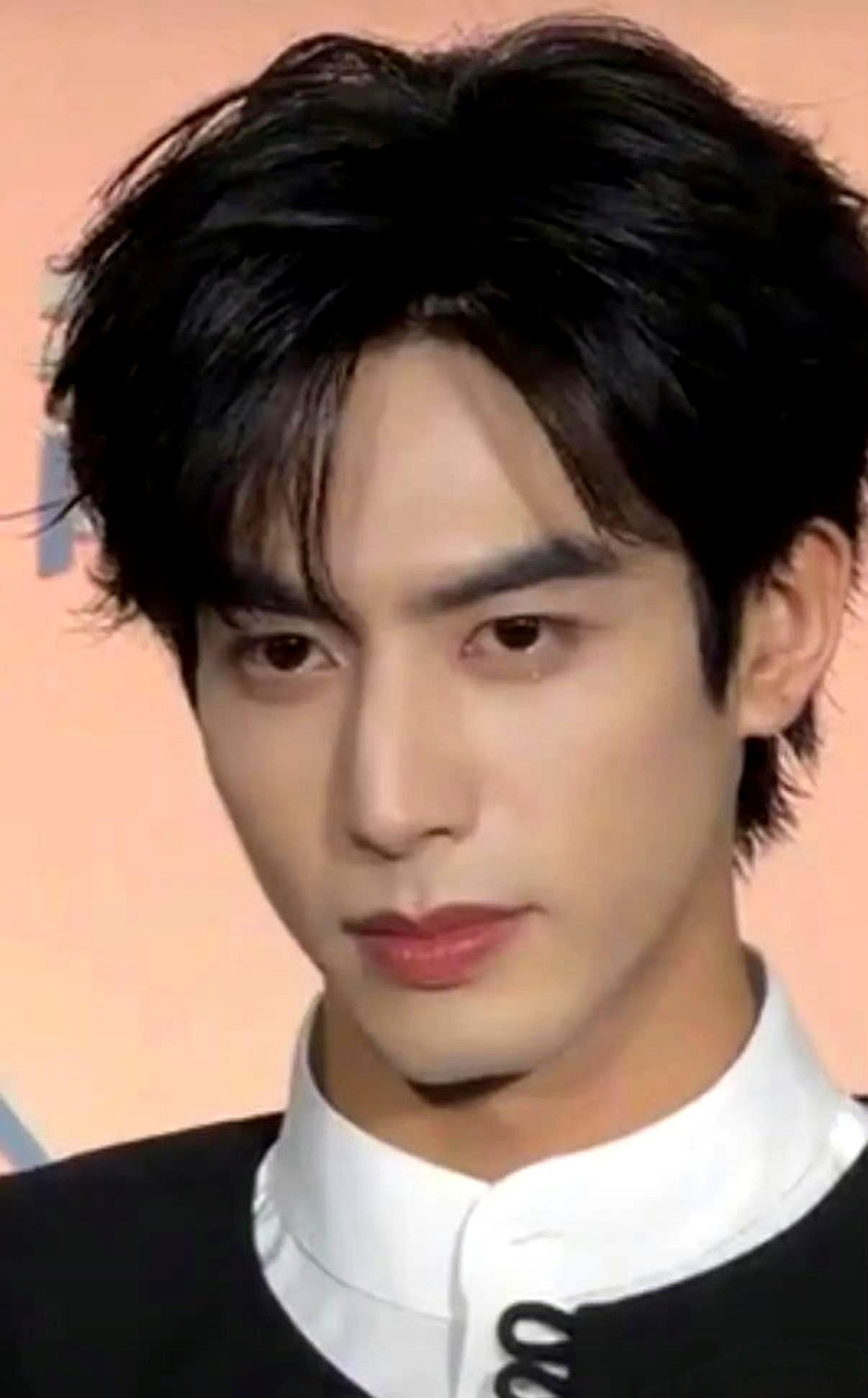 庆功宴上，宋威龙盯着赵今麦，突然就哭了。你可能以为是演戏，但导演一句话戳破