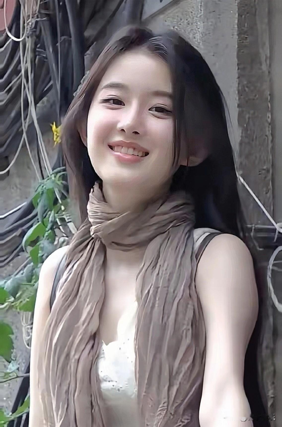 围巾裹着软乎乎的暖意，靠墙自拍时笑眼弯成月牙，甜得像揣了颗会冒气的糖，元气快从屏