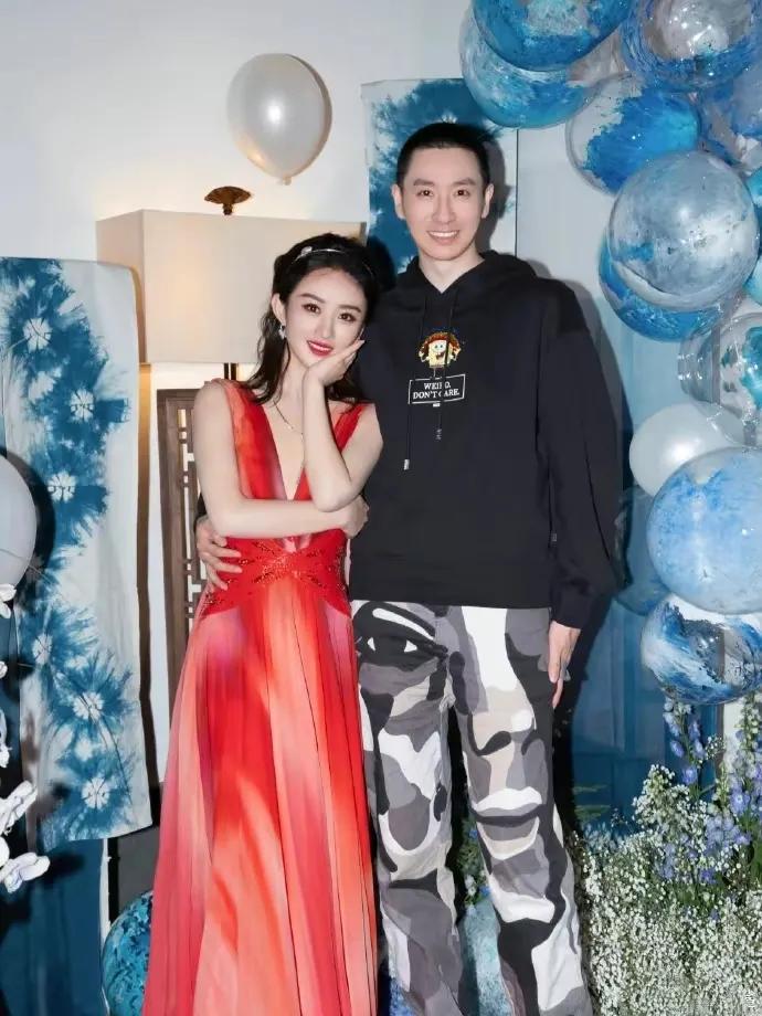 好想知道，搂着赵丽颖的腰合影，这个男的到底是谁？男子非常高大帅气，赵丽颖一脸的