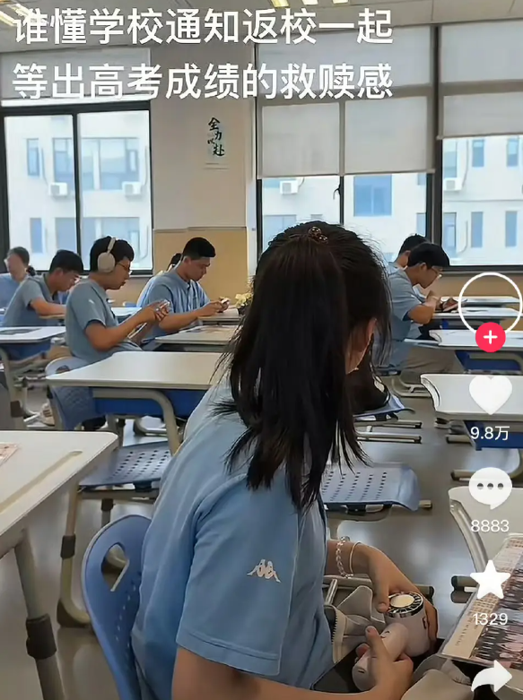 甚至还乖乖的都穿了校服​