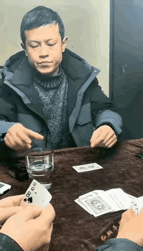 中午和几个朋友炸金花，其中一个朋友每次都输。因为大家都知道了他的习惯，只要抓到一