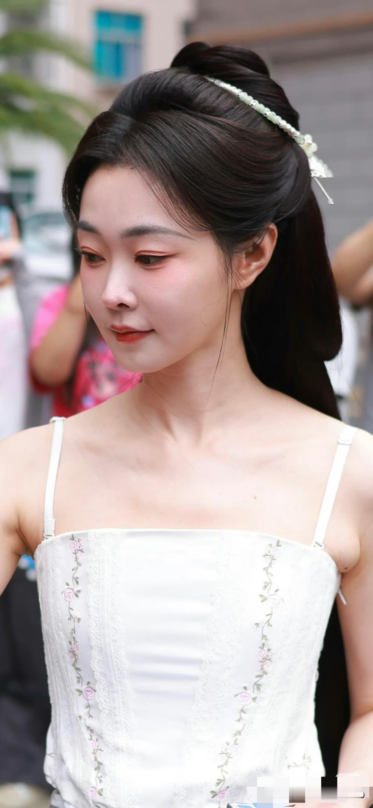 宋轶甜美笑容，这也太瘦了