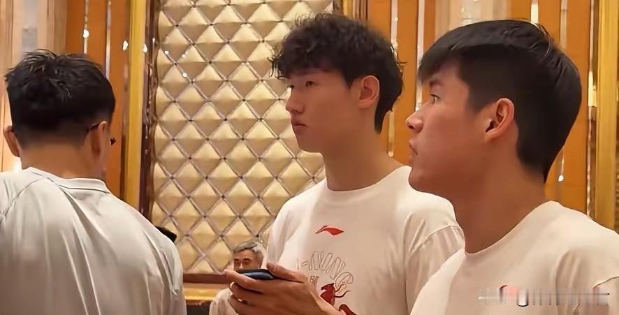 黄明依今非昔比！近期，黄明依向球迷们分享自己的日常动态。这位小将透露自己曾跟着