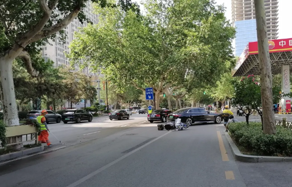 6月15日16：15时左右西安外卖员骑两轮电动车与一辆黑色小轿车发生事故，具体位
