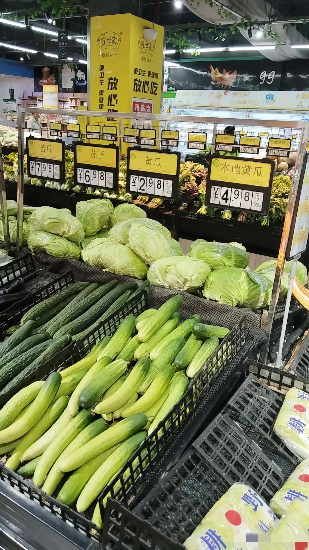 看到新闻说，一些蔬菜种植基地，会晚上打农药，然后等到8个小时后，药味退散。​