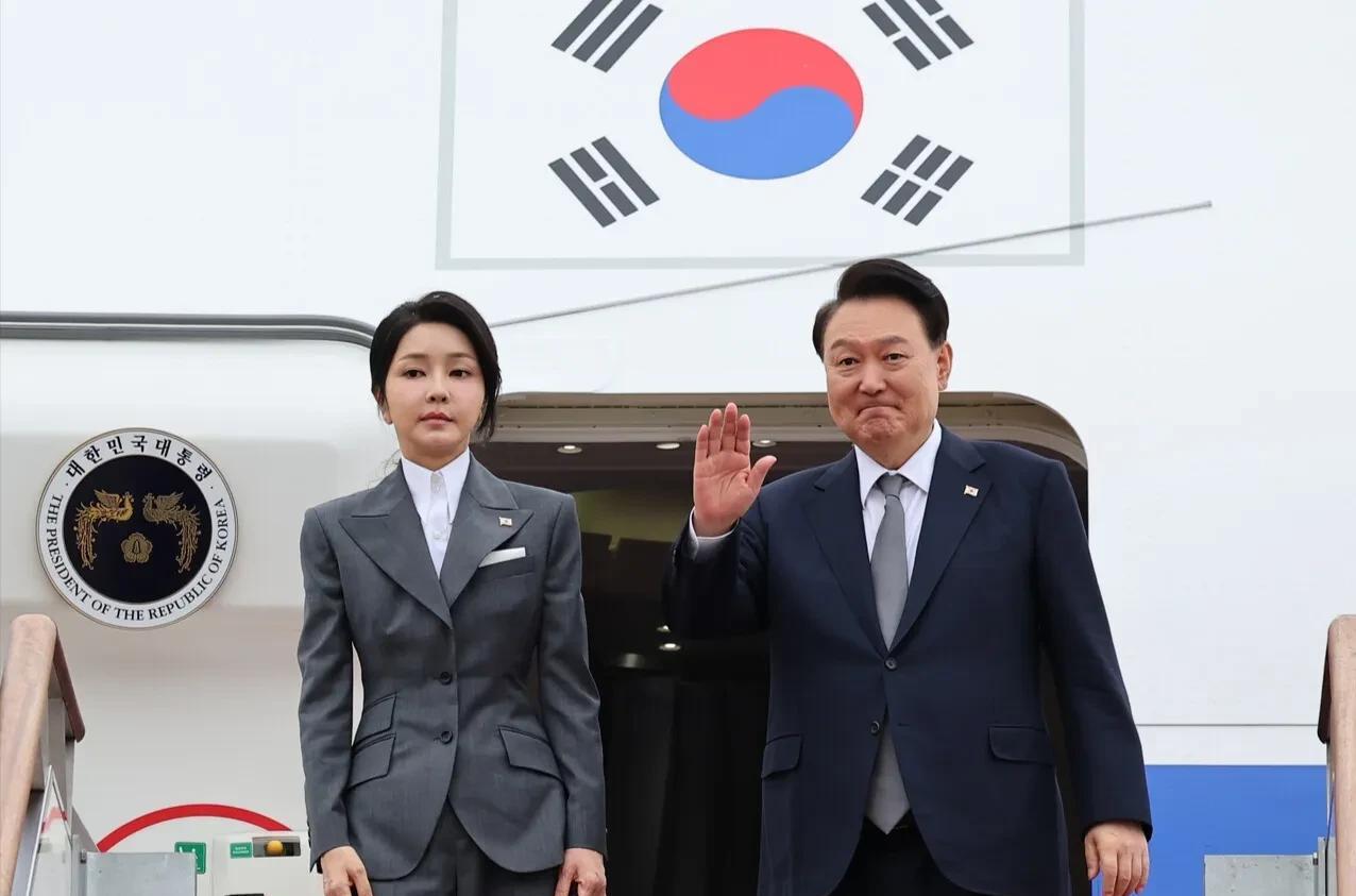 当年多风光，现在就多落魄今天凌晨，韩国法院向前总统尹锡悦发出逮捕令，在阔别4个