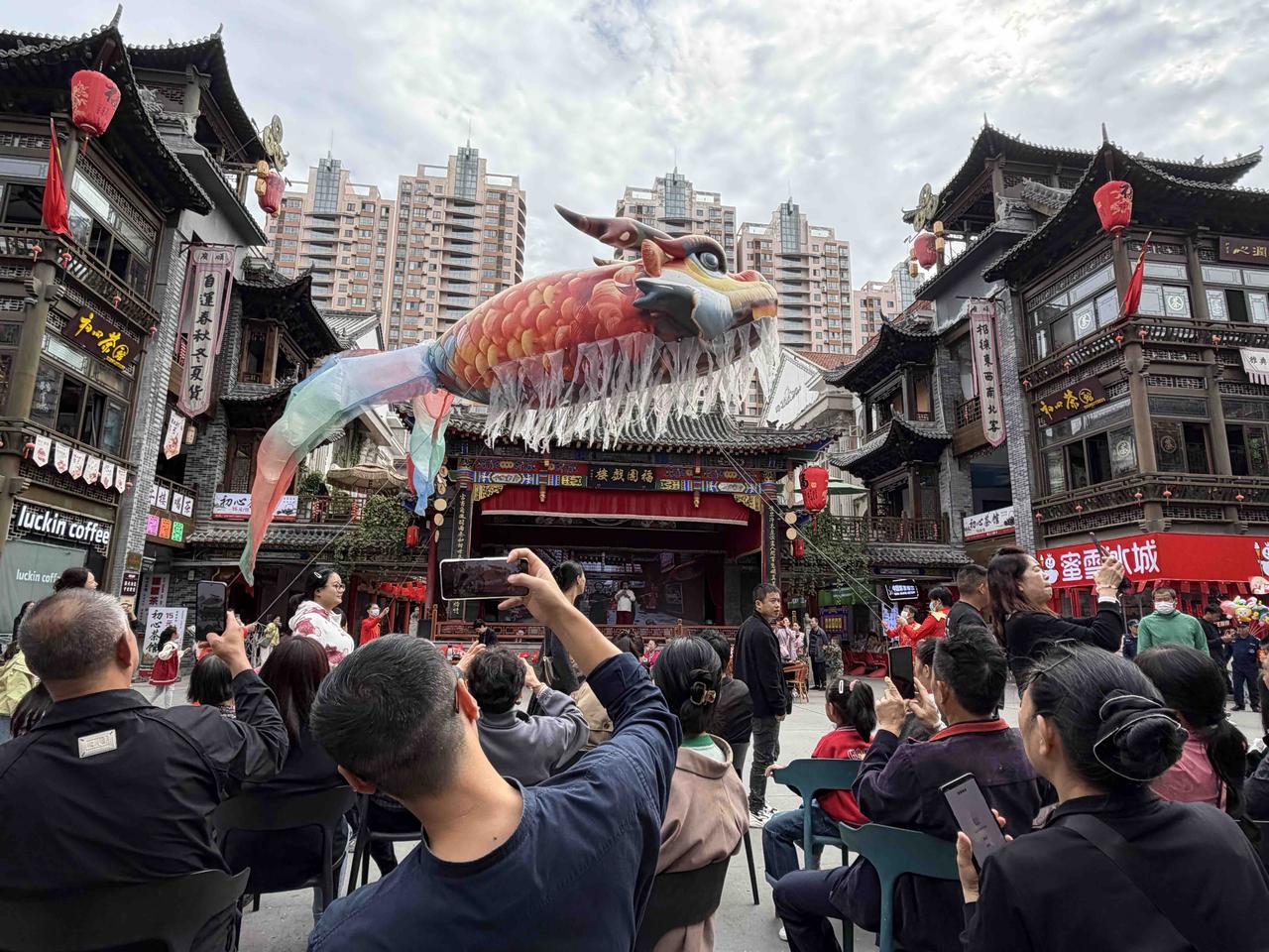 昨天国庆节，我逛咸阳市，中午，专门去了福园巷子。咸阳市，我去过多次，福园巷子，