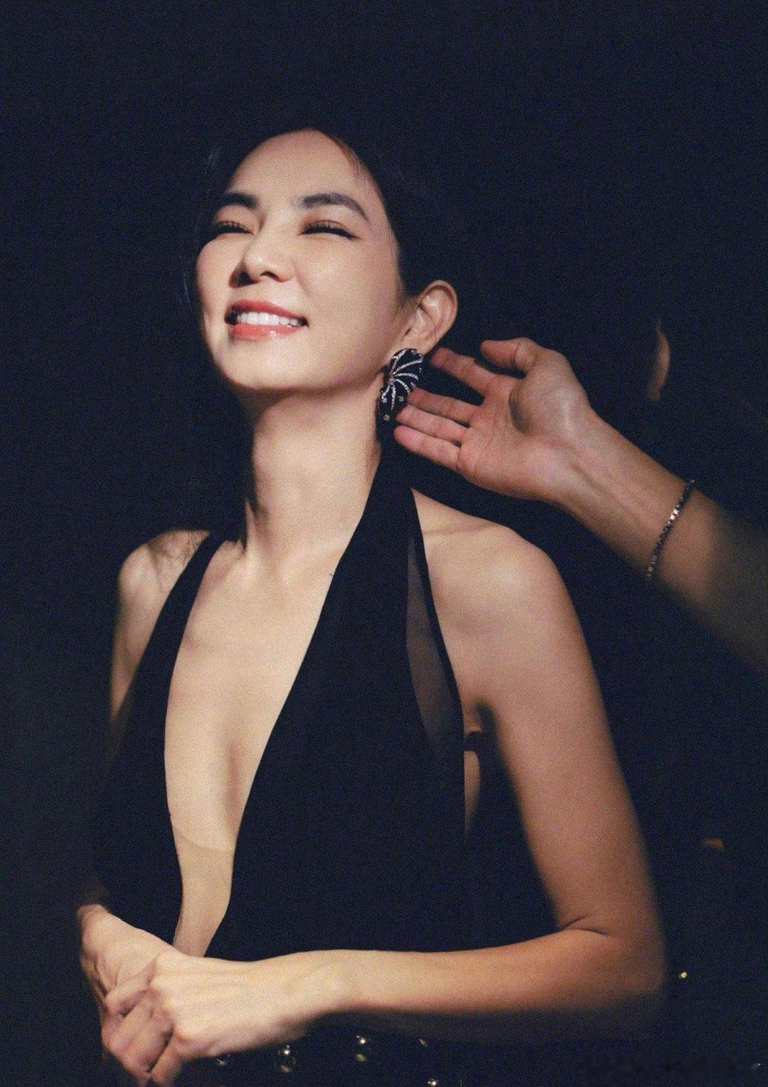 Ella自律过猛了吧，体脂率低至“纸片人”，前胸贴后背引担忧