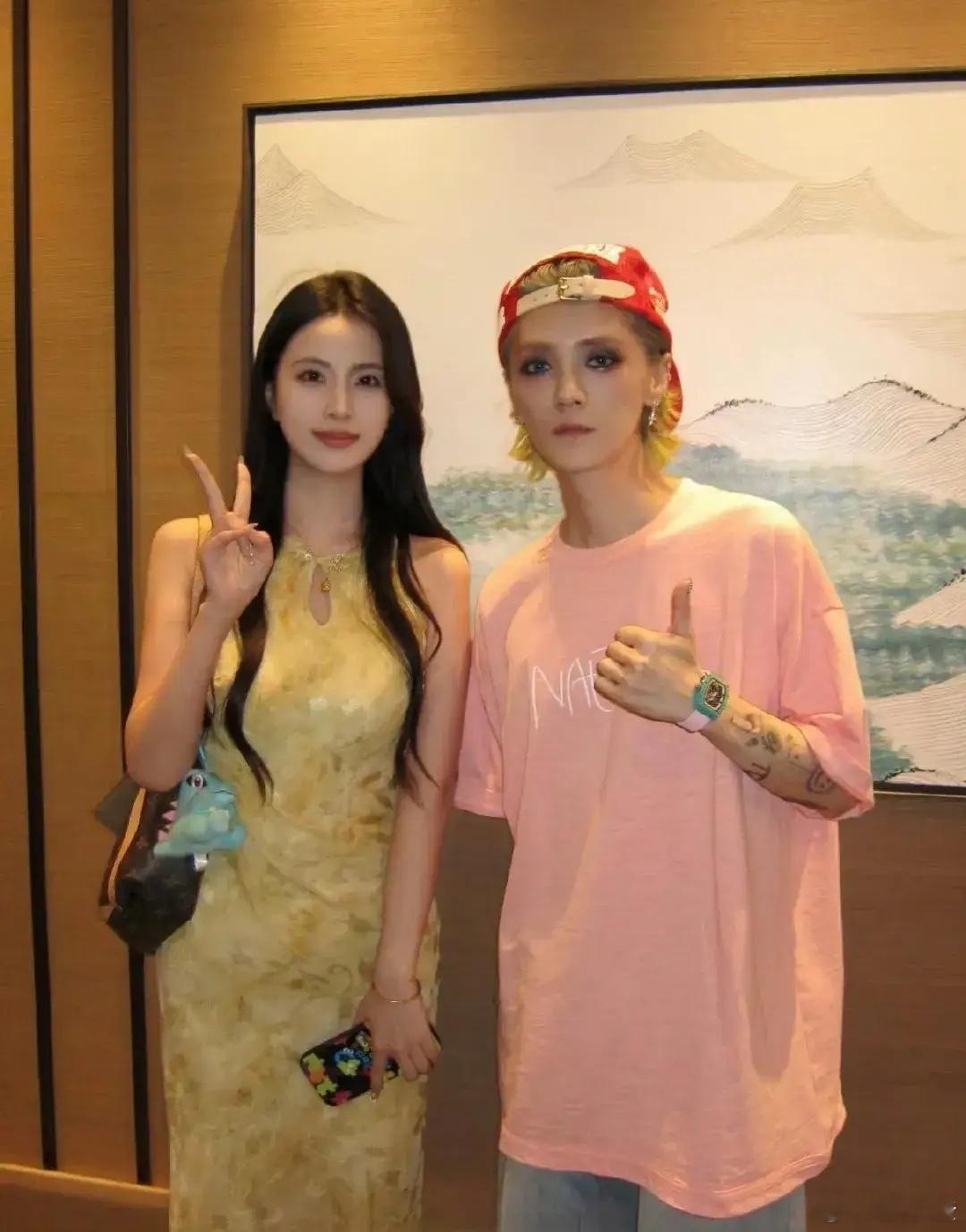 真的挺心疼鹿晗的…最近看到他和粉丝的合影，发现鹿晗好像瘦了不少，整个人看起来也有