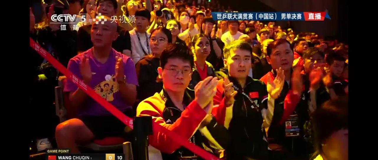 王楚钦和小布的男单决赛，导播镜头两次给到了肖战指导，一眼就能看出来与众不同的他。