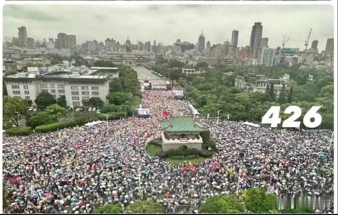 关于台湾凯道集会，此前岛内舆论普遍看衰这场集结。吴子嘉直接预判：蓝白难以合力