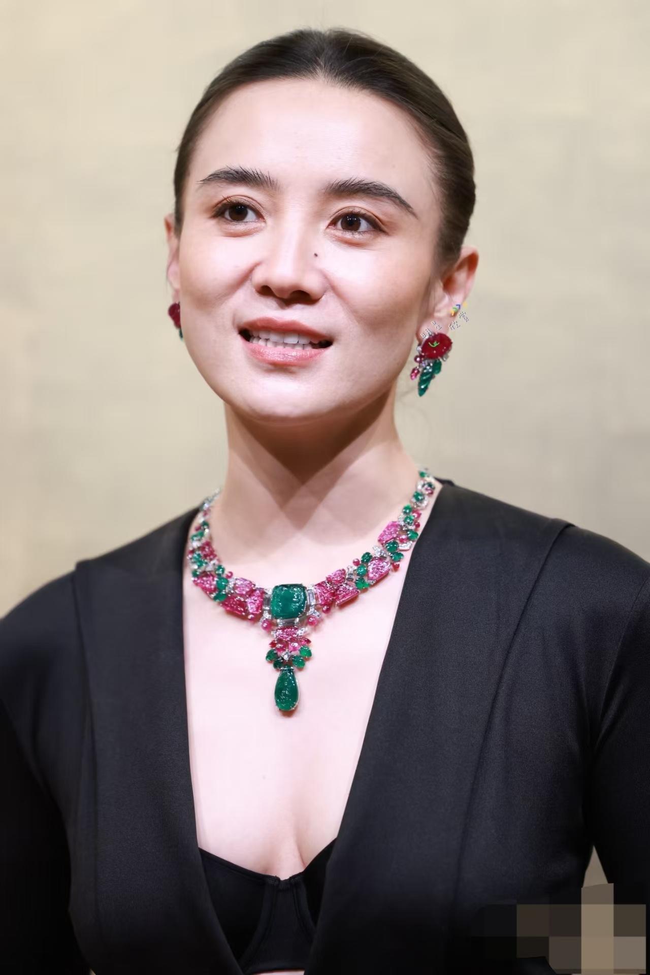 有个事，一直不敢说，就是觉得宋佳不太正常，明明选择妩媚大卷发，更加柔化棱