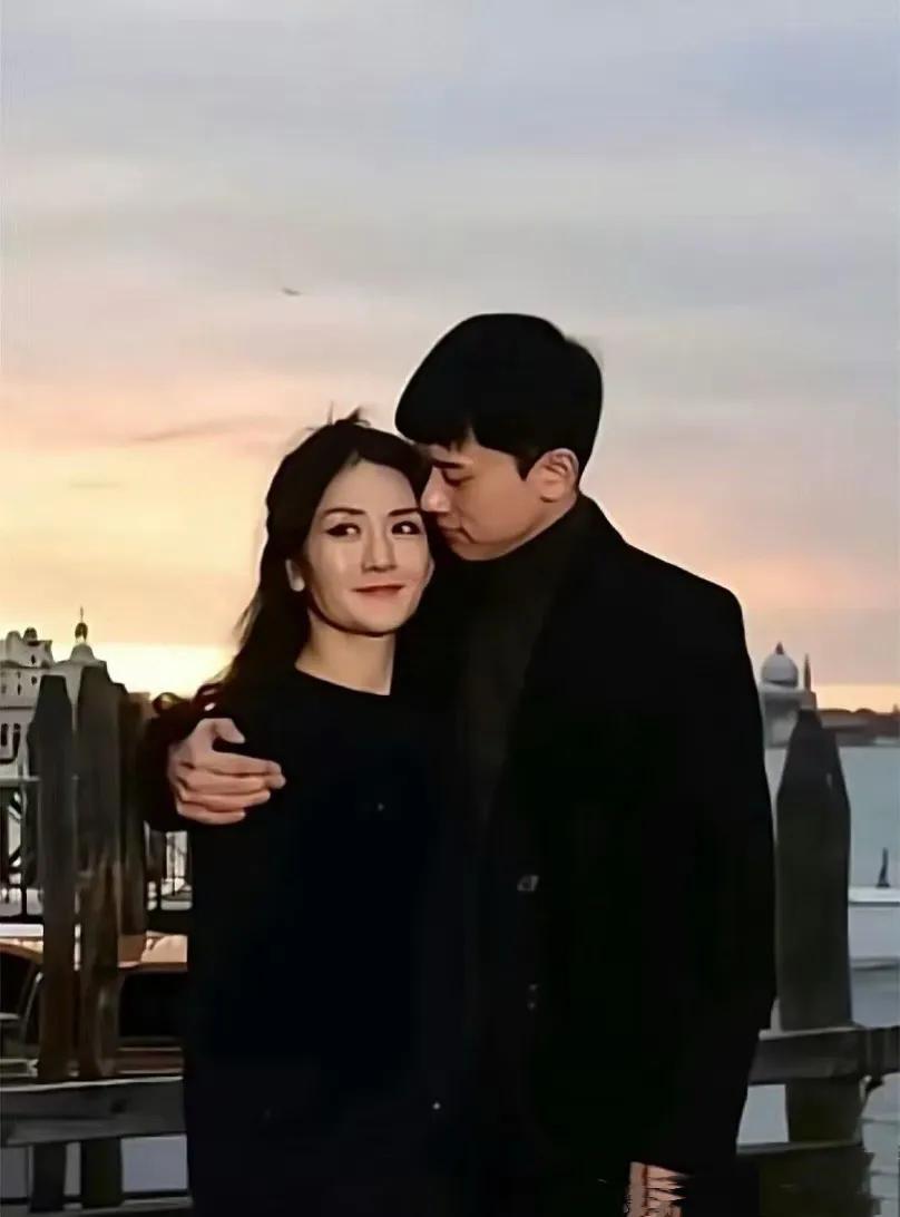 谢娜张杰：风雨中的温暖守望谢娜赶不上张杰演唱会而大哭的画面，如同一颗温情的炸