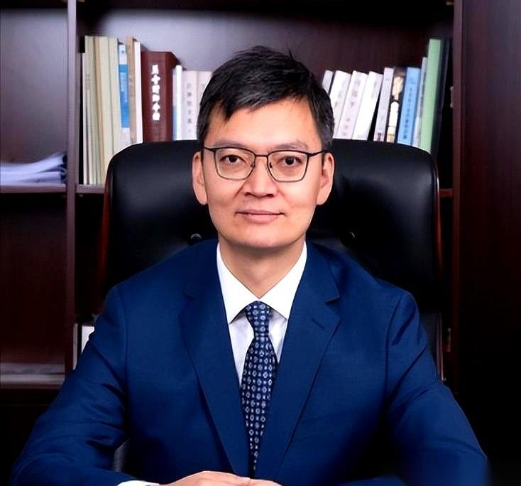 中国航空器材集团的总会计师赵保辉，在德国法兰克福机场，直接喝断片了。人就那么瘫