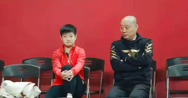 国乒放假了，孙颖莎没有休息，依旧留队备战，发球的是省队小姚。陪着孙颖莎的是老