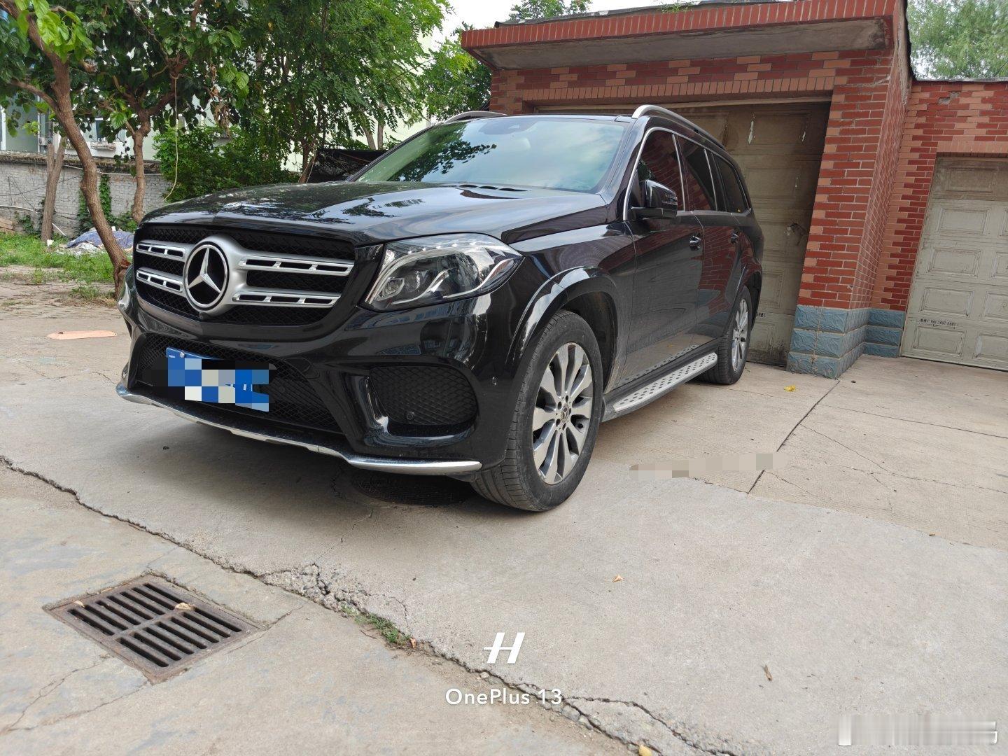 小区停放两辆suv，一辆gls400，一辆理想l7，两位车主都是以家庭用车