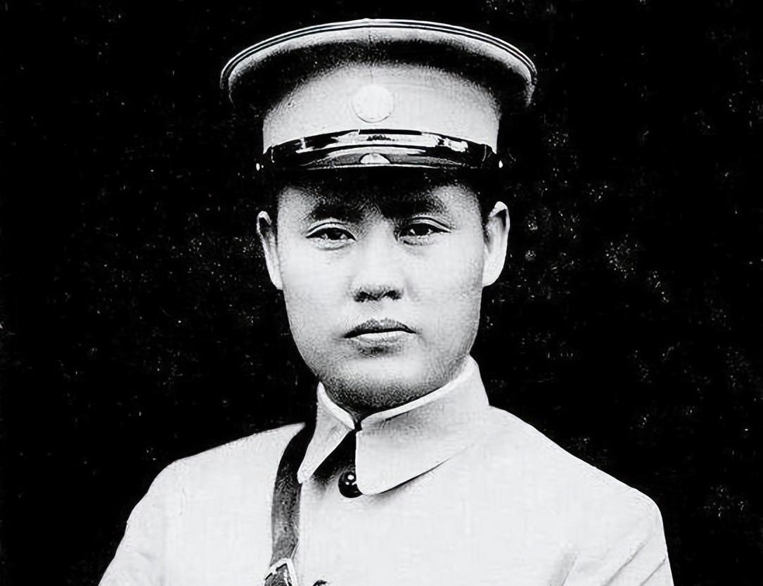 1949年初春的北平，空气中弥漫着新旧交替的气息。东单外交部街傅宅门口，华北