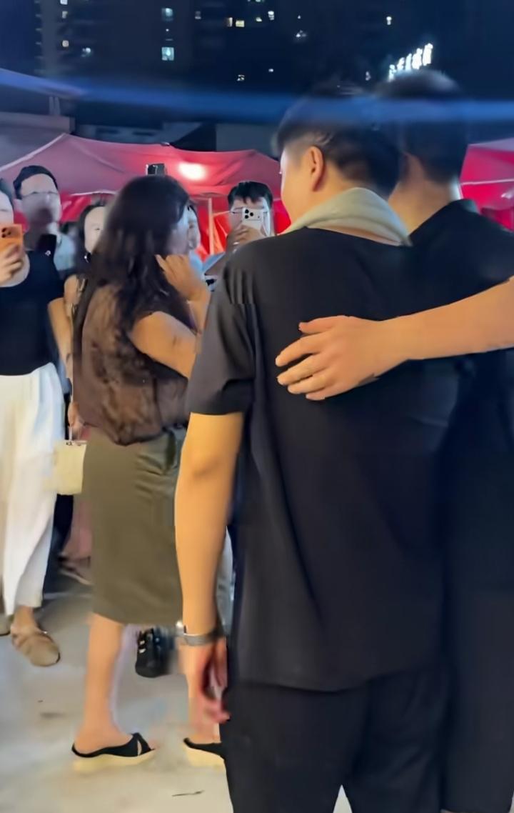 明明大家心里都清楚，这不是张雪峰老师本人，可还是有不少人大老远跑过来打卡。